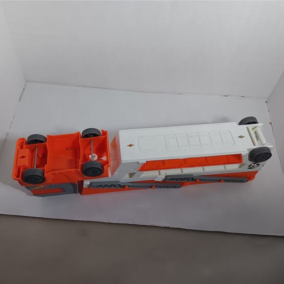 Hot Wheels Mega Hauler Semi-Truck Transport Car Carrier - Picture 8 of 8